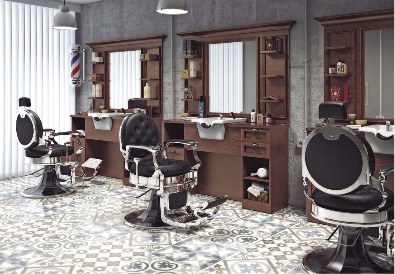 Salão de cabeleireiro com cadeiras vintage pretas, espelhos grandes em madeira escura e chão com azulejos decorativos cinza e branco