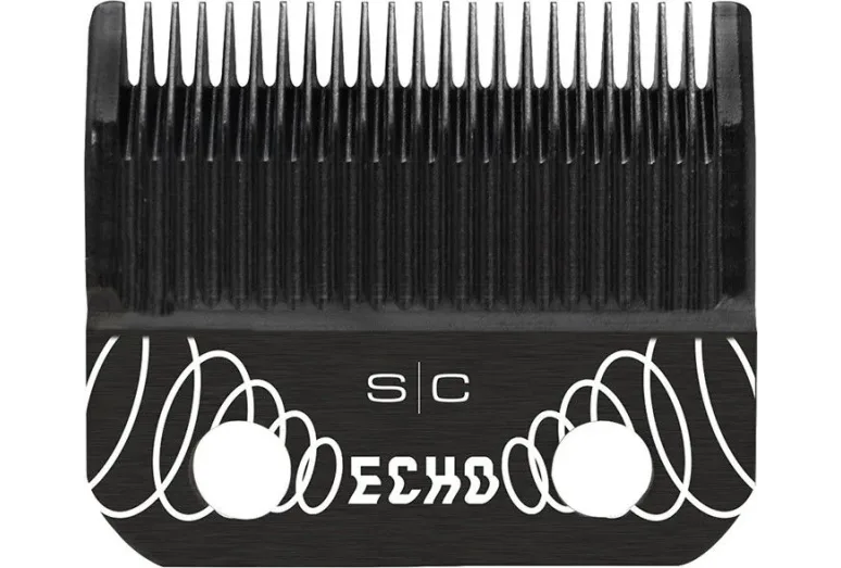 Pente de corte preto com inscrições brancas e padrão de linhas curvas