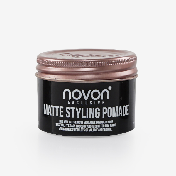 Pomada de cabelo Novon Matte Styling Pomade em pote preto com tampa rosa