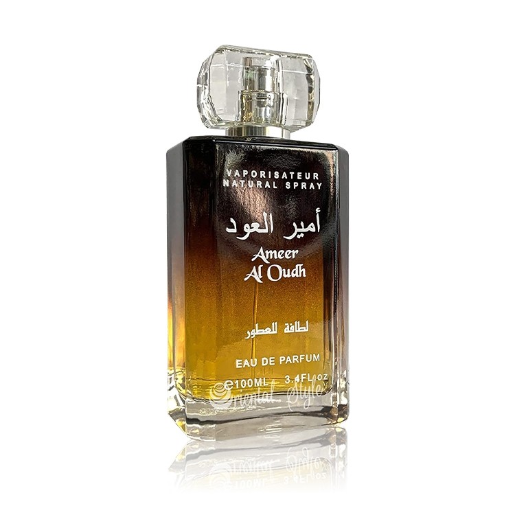 Frasco de perfume Ameer Al Oudh com tampa transparente e rótulo em inglês e árabe