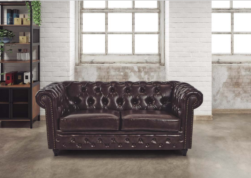 Sofá Chesterfield castanho escuro em ambiente com parede branca e janela grande