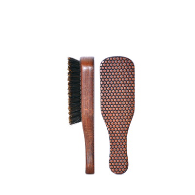 Escova de madeira com cerdas negras e padrão hexagonal na parte traseira da pega.