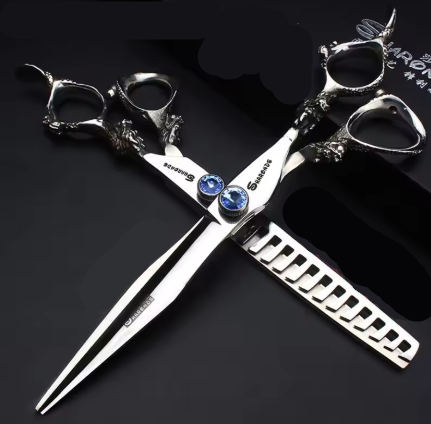 Tesouras profissionais prateadas com detalhes ornamentais em garras e parafusos azuis sobre fundo preto