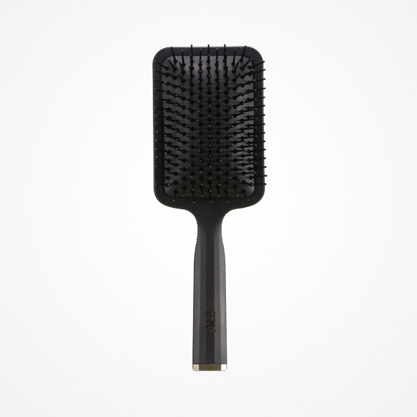 Escova de cabelo preta tipo raquete sobre fundo branco