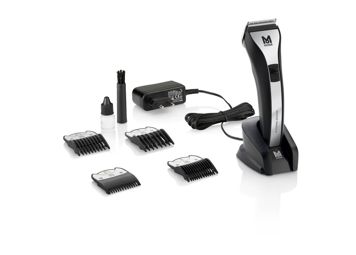 Kit máquina cortar cabelo preto e metálico com pentes e acessórios