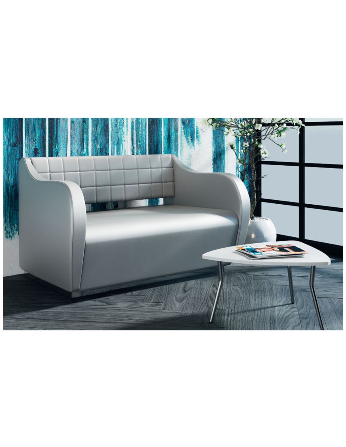 Sofá cinza de dois lugares ao lado de mesa baixa branca e vaso com flores