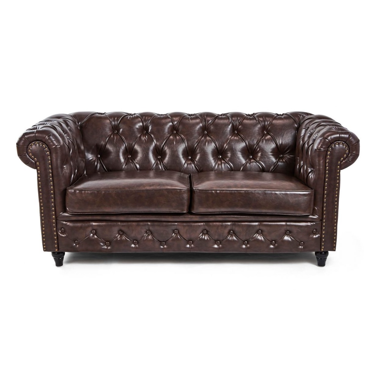 Sofá de couro castanho escuro com acabamento acolchoado e tachas metálicas