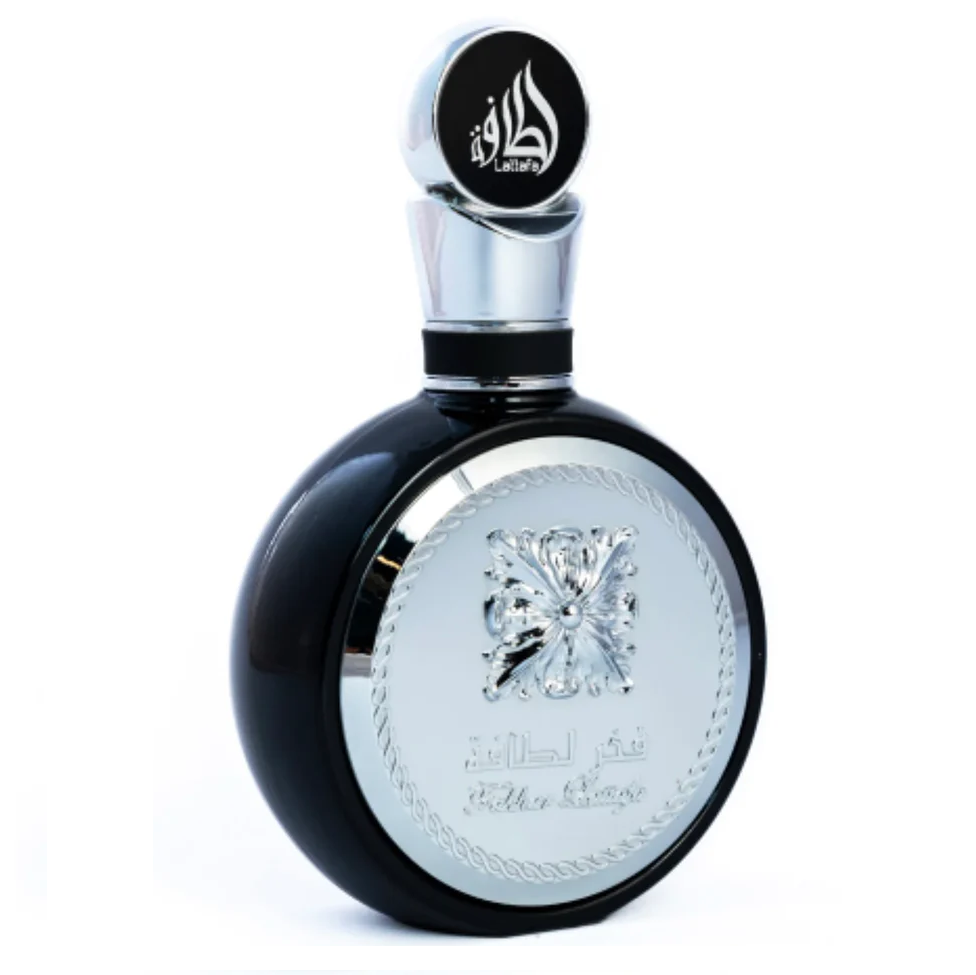 Frasco de perfume preto e prateado com texto árabe