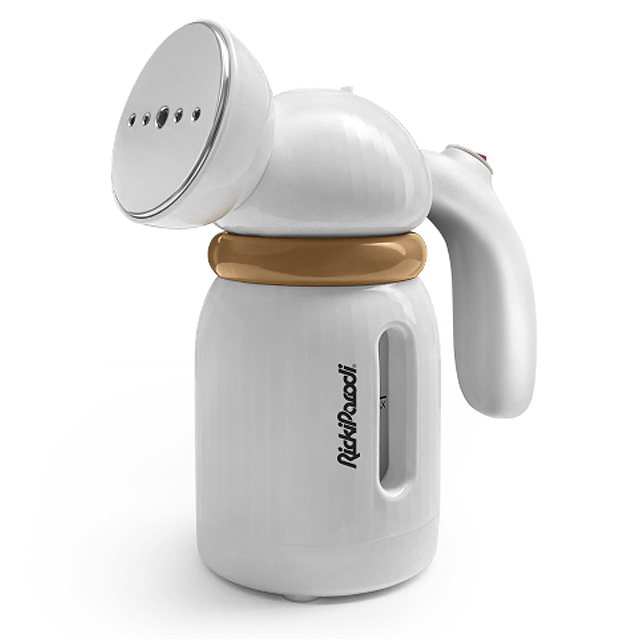 Aparelho vaporizador de roupa branco com detalhes em bege e marca Ricci Parodi