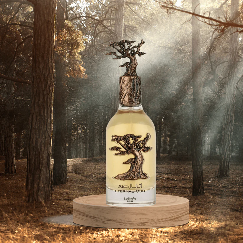Frasco de perfume ETERNAL OUD com decoração de árvore, sobre base de madeira em floresta