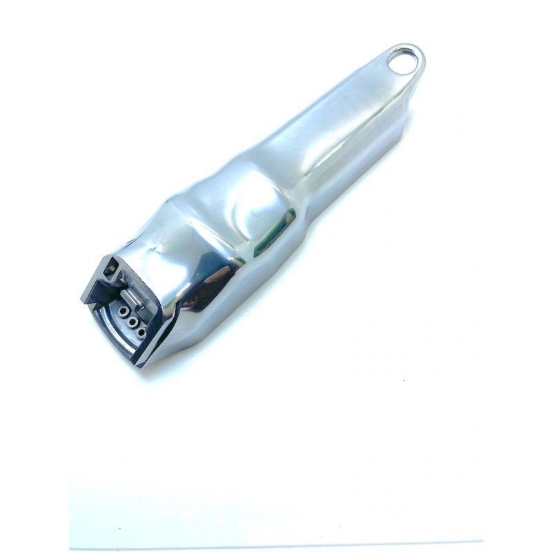 Lâmina de máquina de barbear metálica prateada com cabo liso e brilhante.