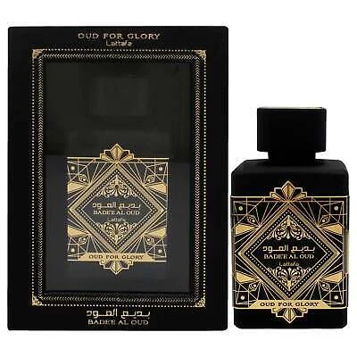 Frasco e caixa de perfume preto com rótulo dourado e texto 'OUD FOR GLORY'