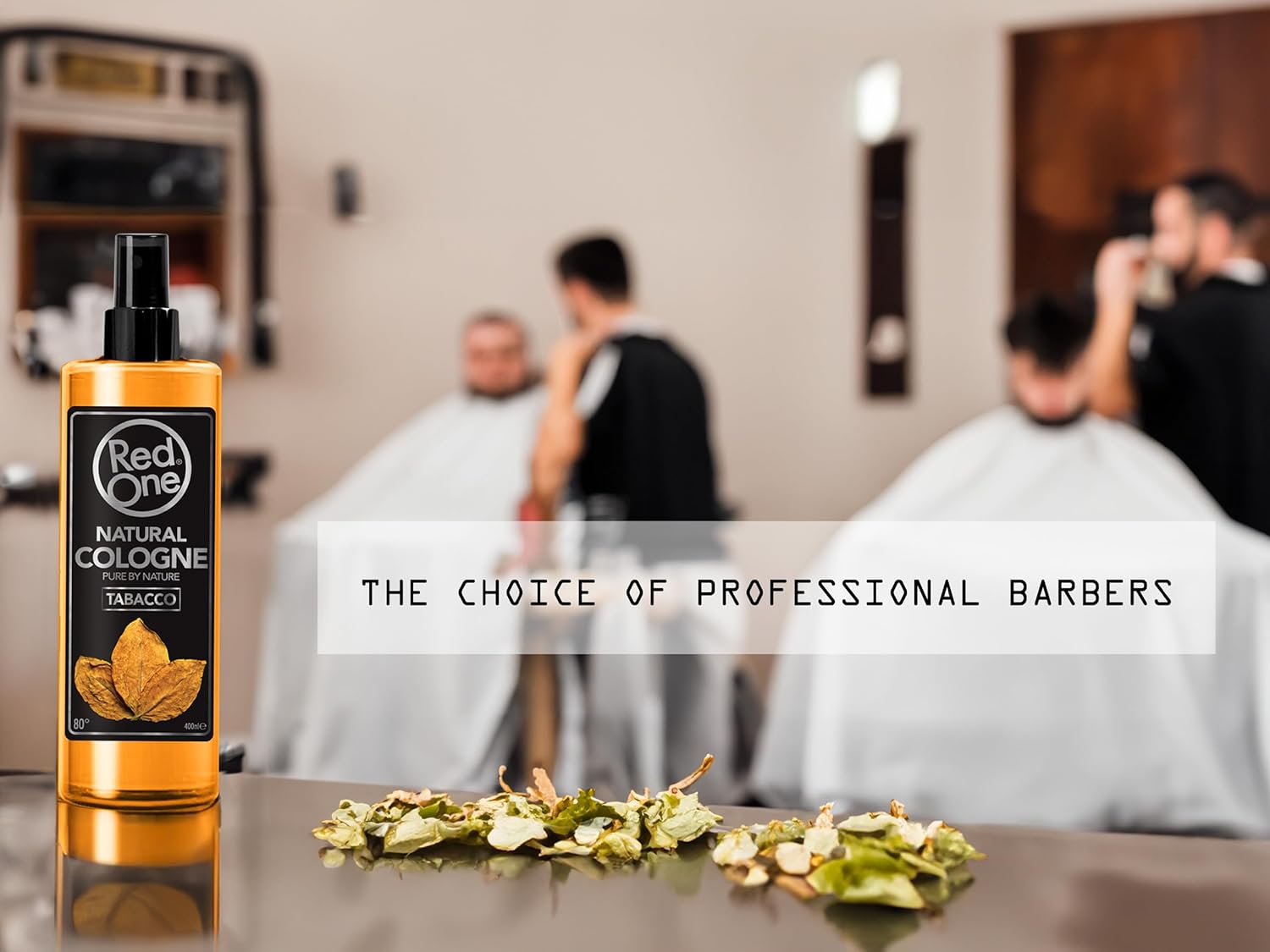 Garrafa amarela de colónia natural Red One com texto TABACO em barbearia ao fundo