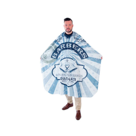 Capa de barbeiro azul e branca com texto 'BARBERS' usada por homem.