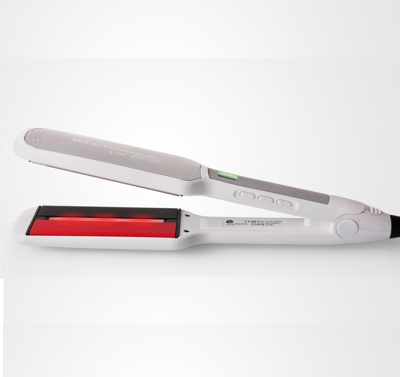 Prancha alisadora branca e cinza com placas vermelhas em fundo branco