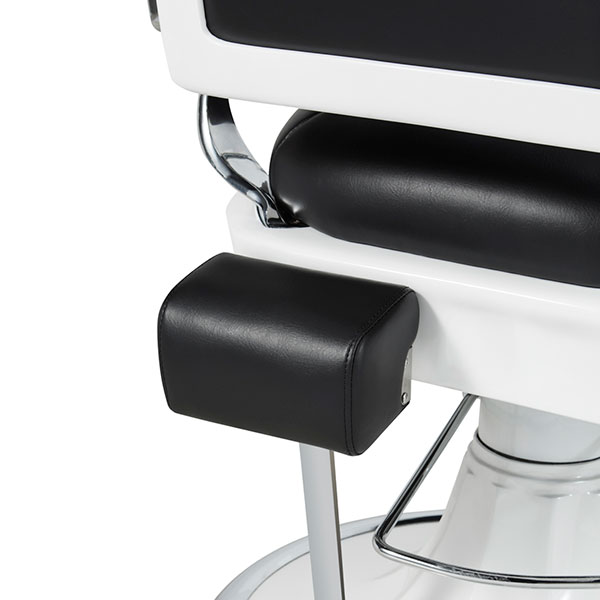 Apoio de cotovelo preto em pele sintética numa cadeira branca de barbearia