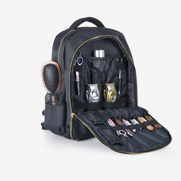 Mochila preta com acessórios de barbeiro organizados no seu interior