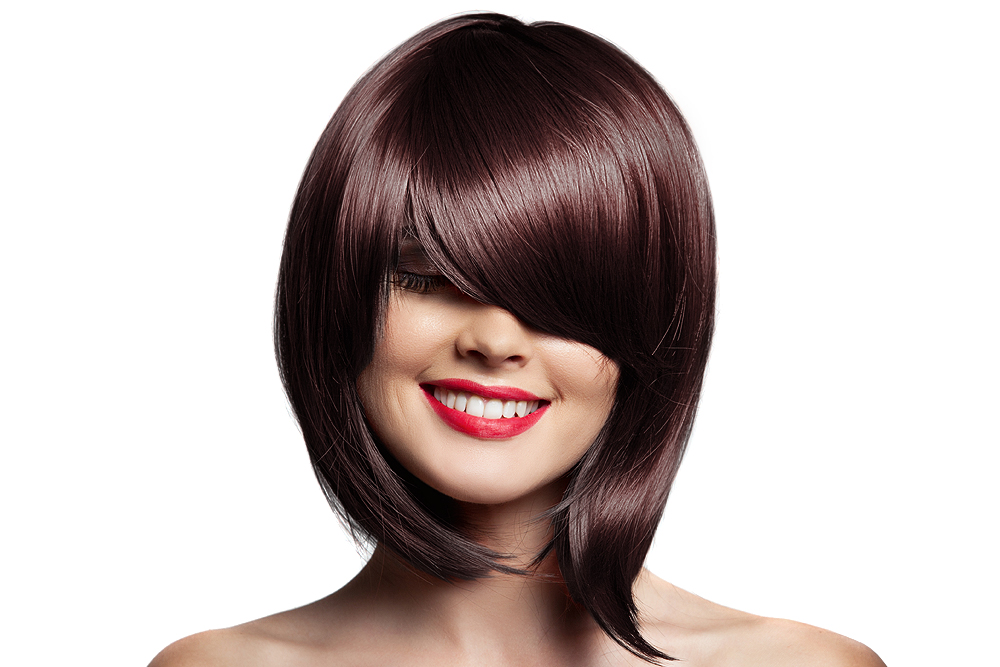 Mulher a usar peruca castanha escura com corte assimétrico e franjas longas.