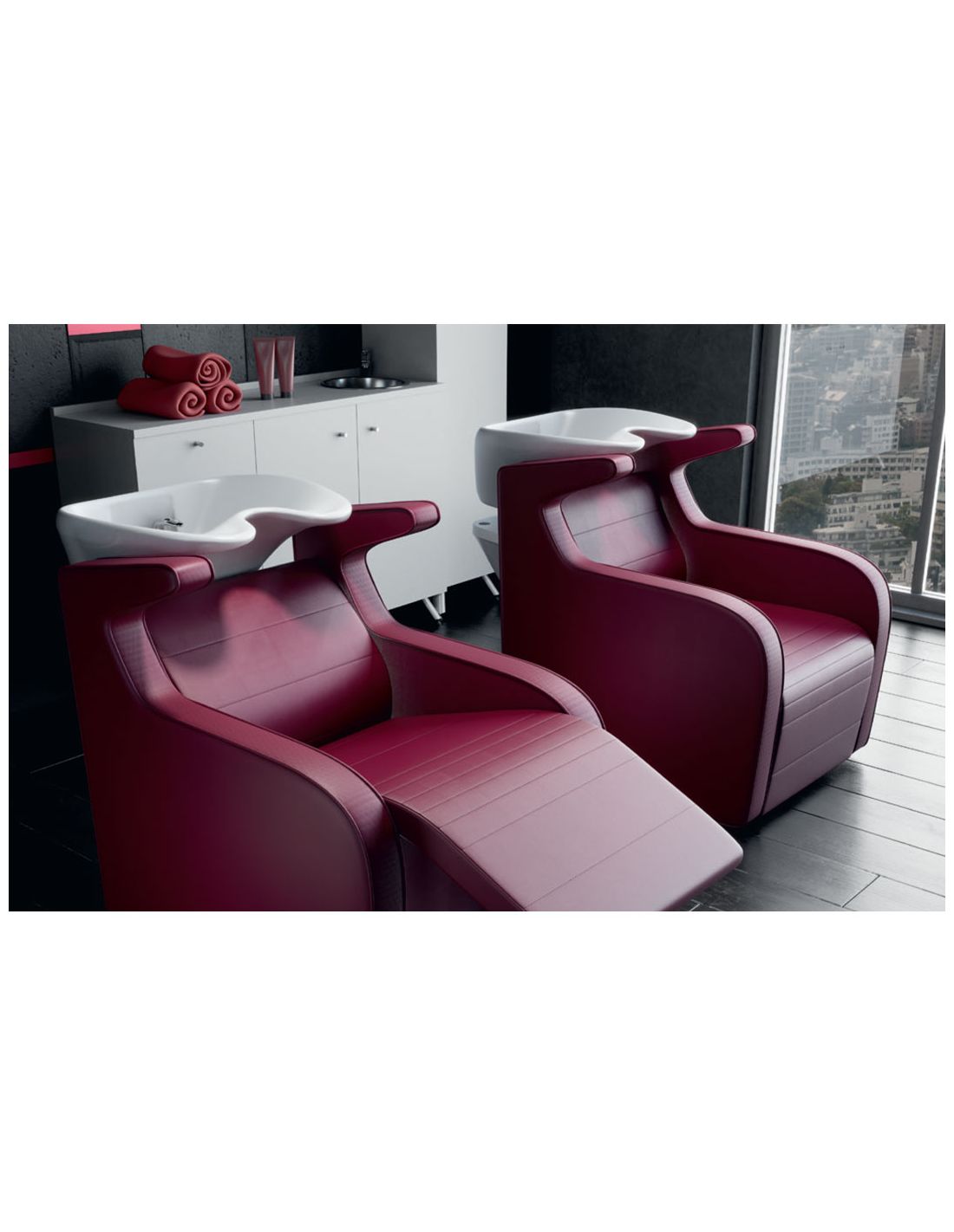 Cadeiras de cabeleireiro bordeaux com lava-cabeças brancos em salão moderno