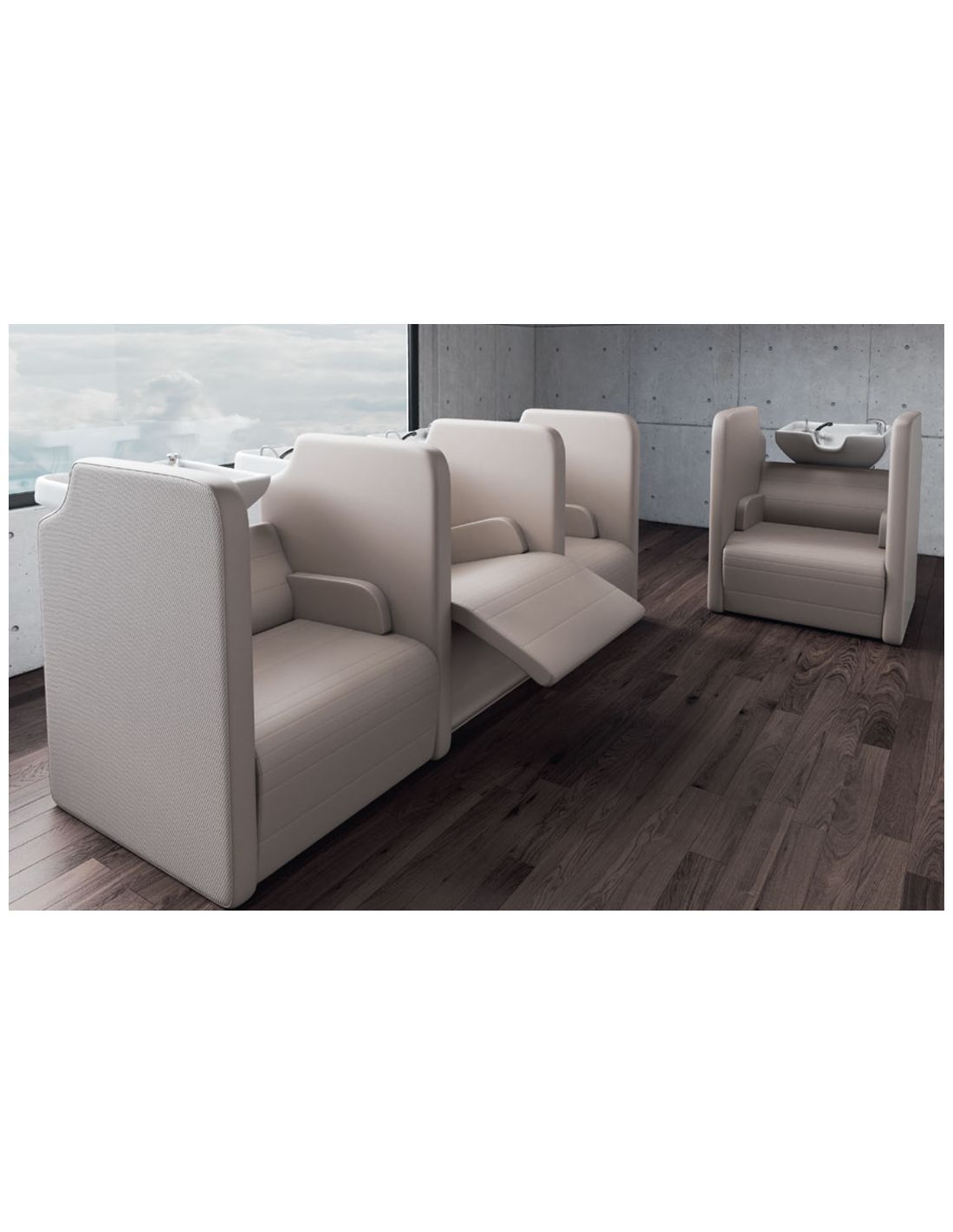 Cadeiras estofadas cinza claro com apoios reclináveis em interior com chão de madeira e parede de betão.