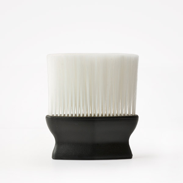 Escova de limpeza com cerdas brancas e cabo preto sobre fundo branco