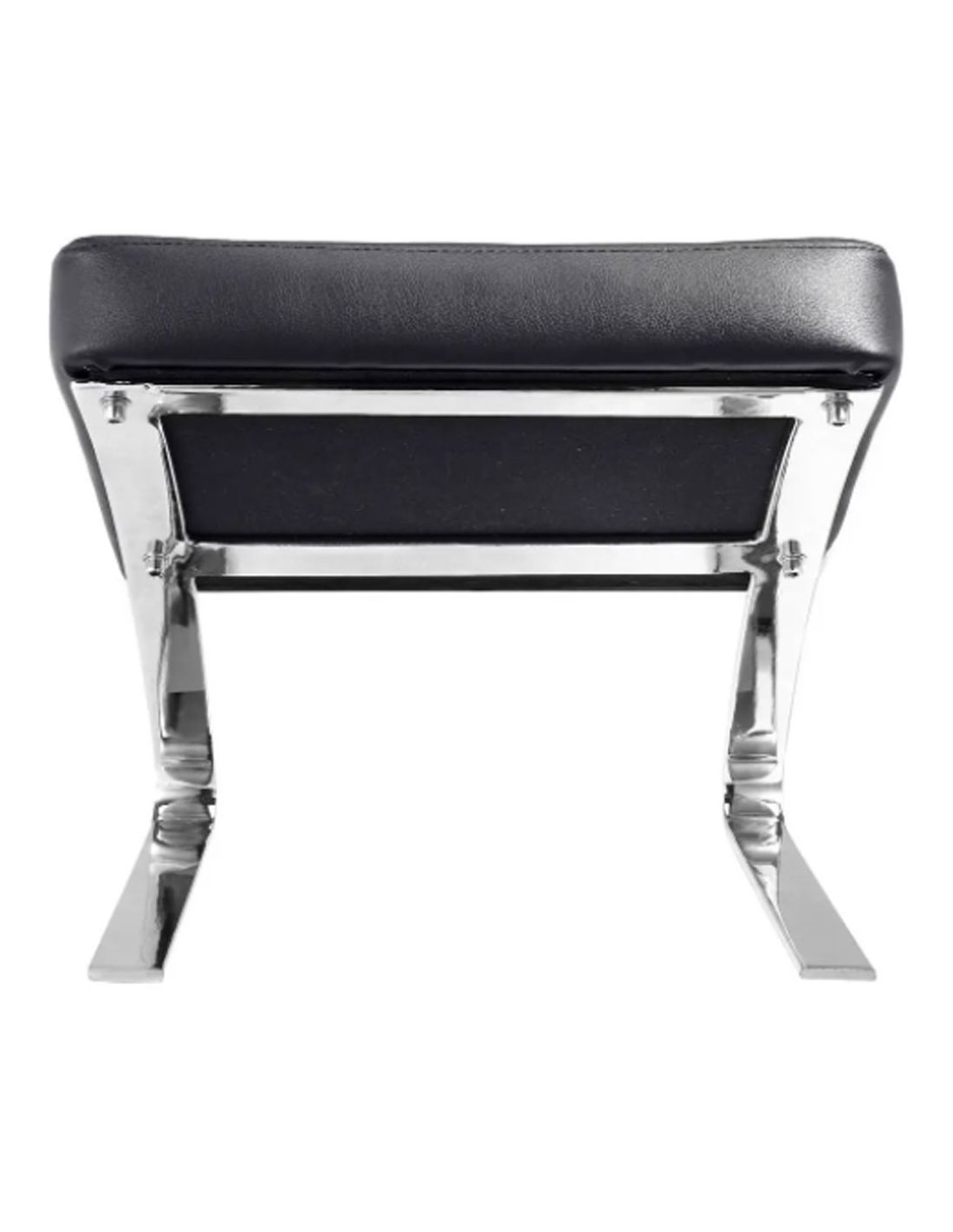 Banco com estrutura metálica cromada e assento preto acolchoado