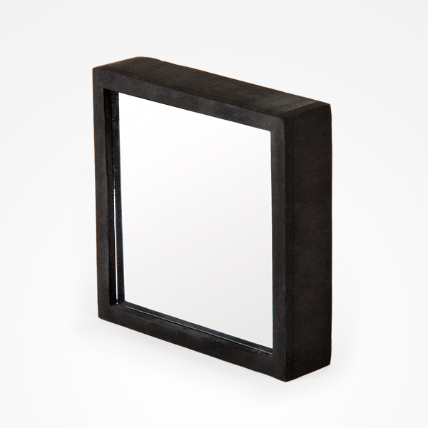 Espelho quadrado com moldura preta espessa em fundo branco