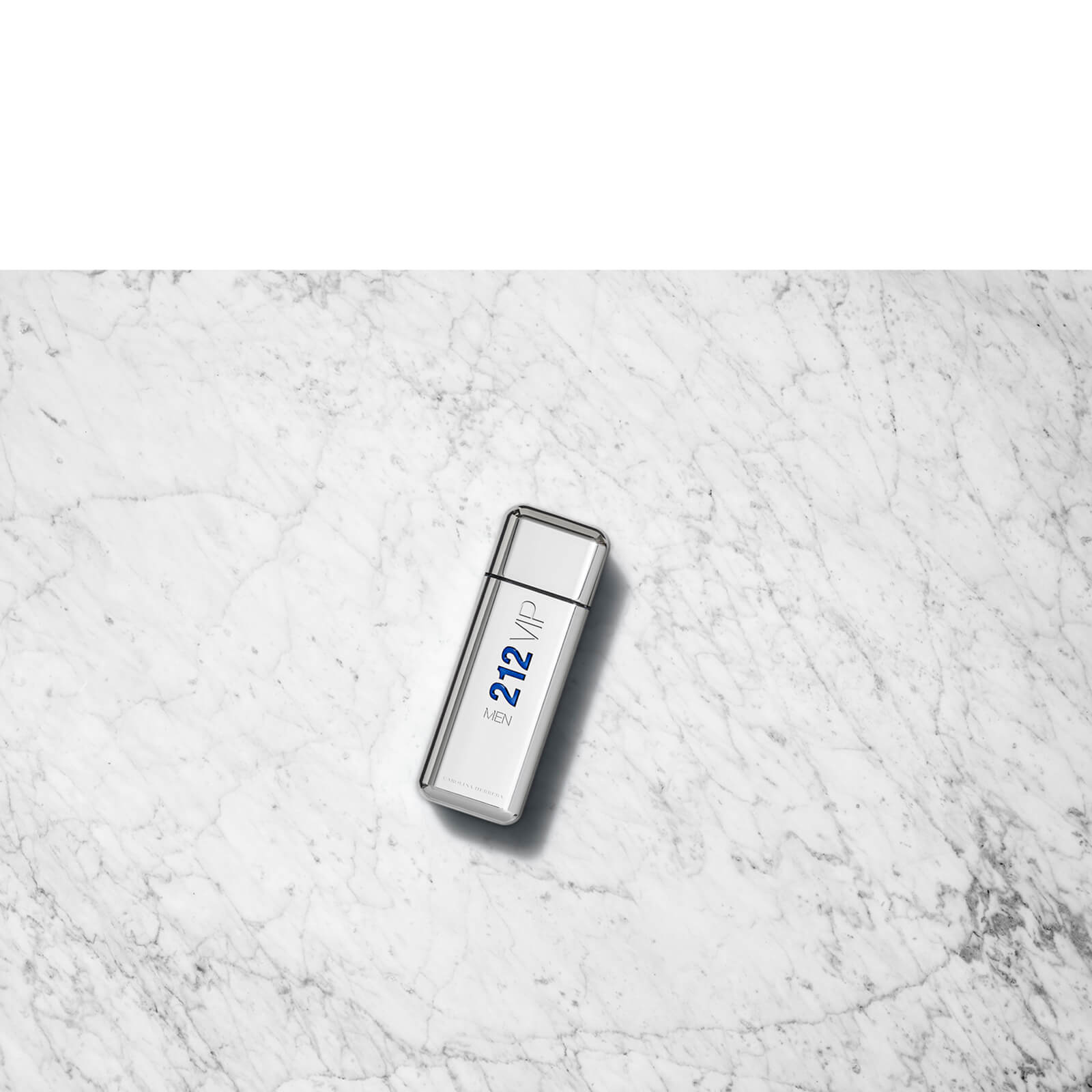 Pen drive USB branco com texto azul 212 VIP na superfície marmoreada branca