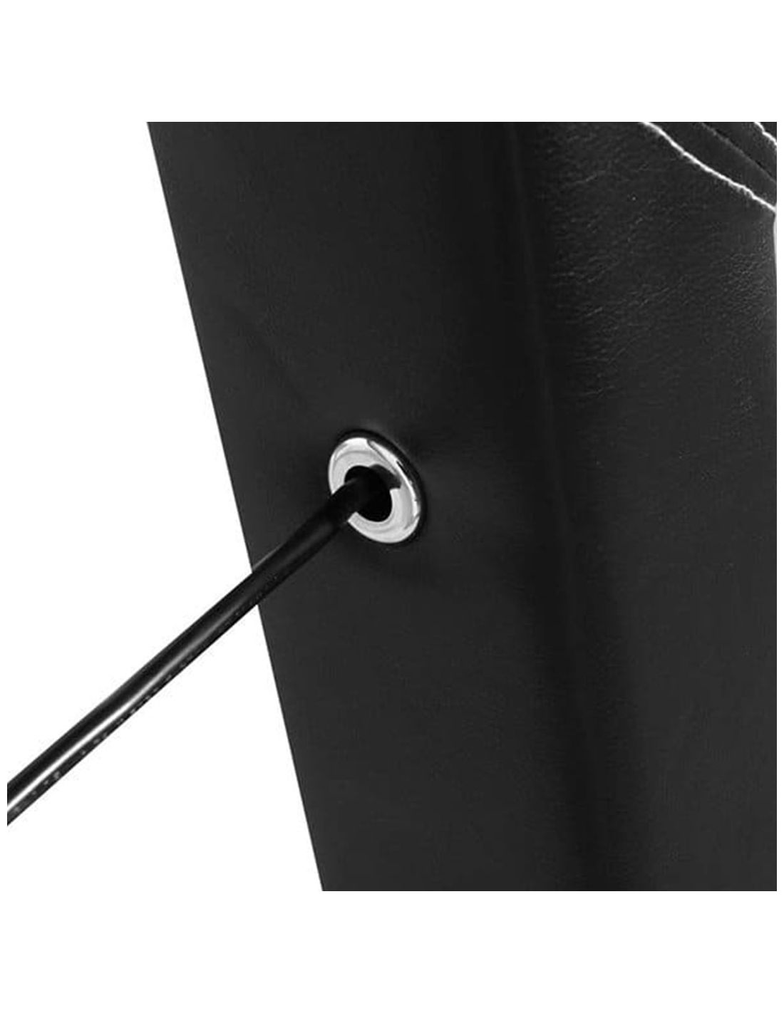 Detalhe de material preto com orifício metálico e corda preta