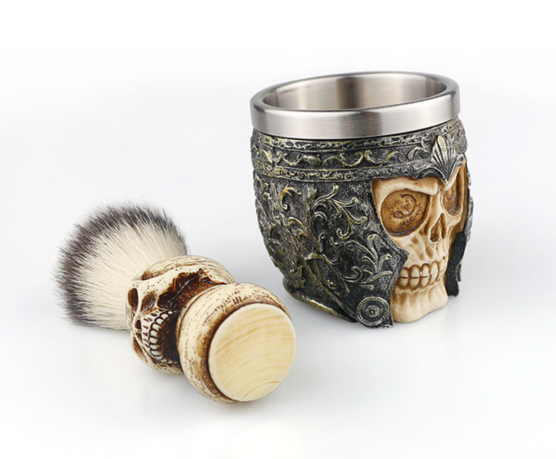 Conjunto de barbear com pincel e copo com design de caveira e capacete romano