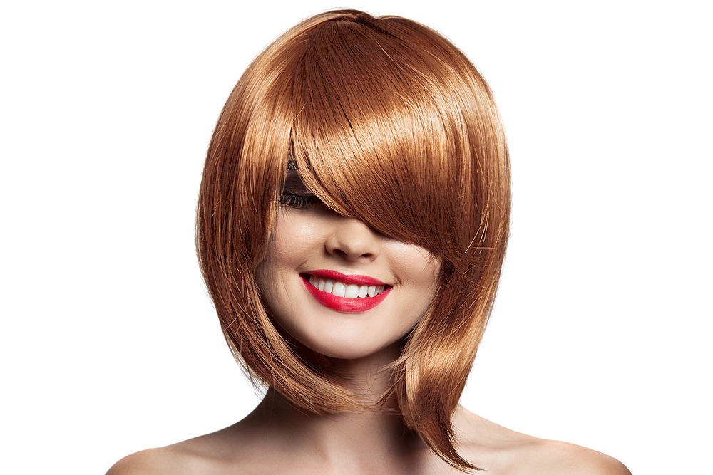 Mulher com peruca castanho claro e corte curto de cabelo com franja longa