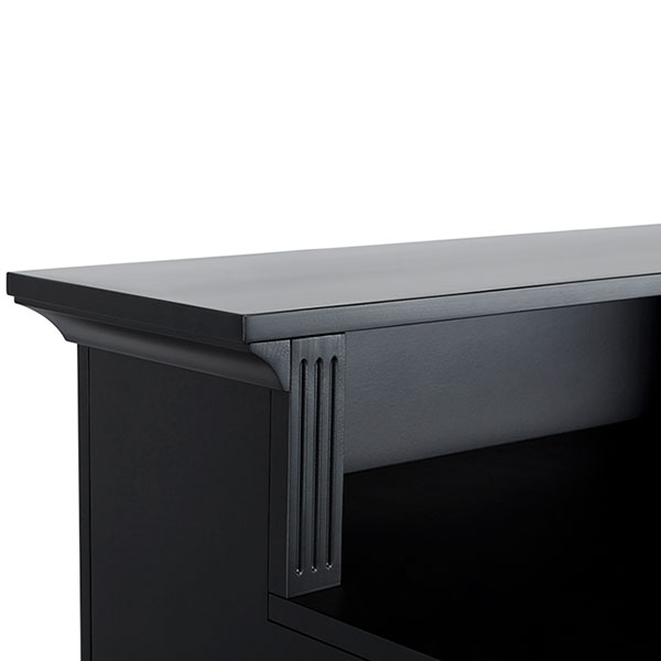 Móvel preto de madeira com detalhe entalhado na parte frontal