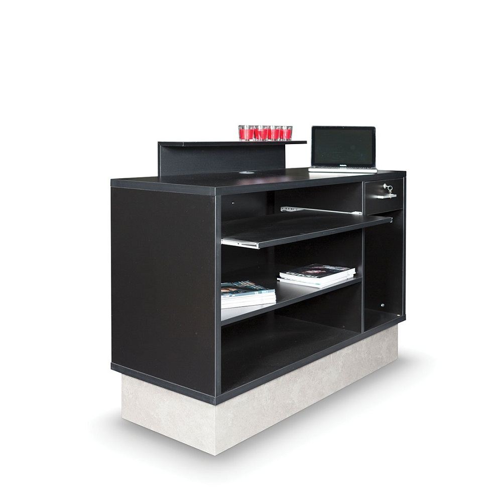 Balcão preto com prateleiras, gaveta com chave, expositor de frascos vermelhos e tablet em fundo branco