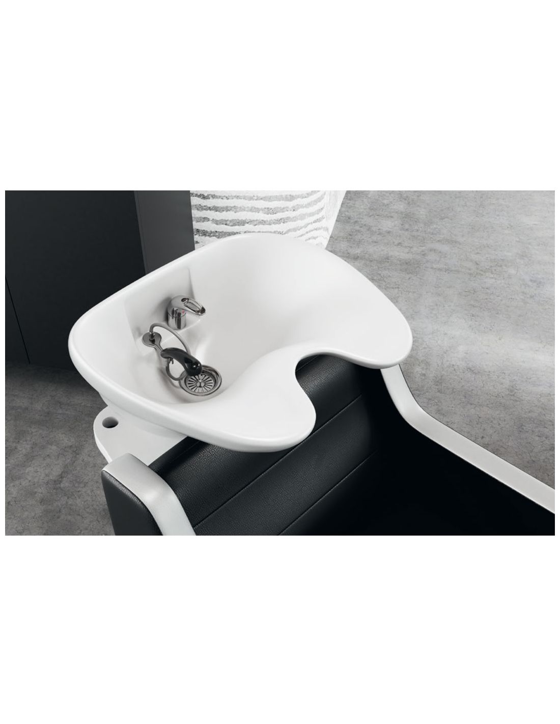 Lavatório de salão de cabeleireiro branco com encosto preto e torneira cromada