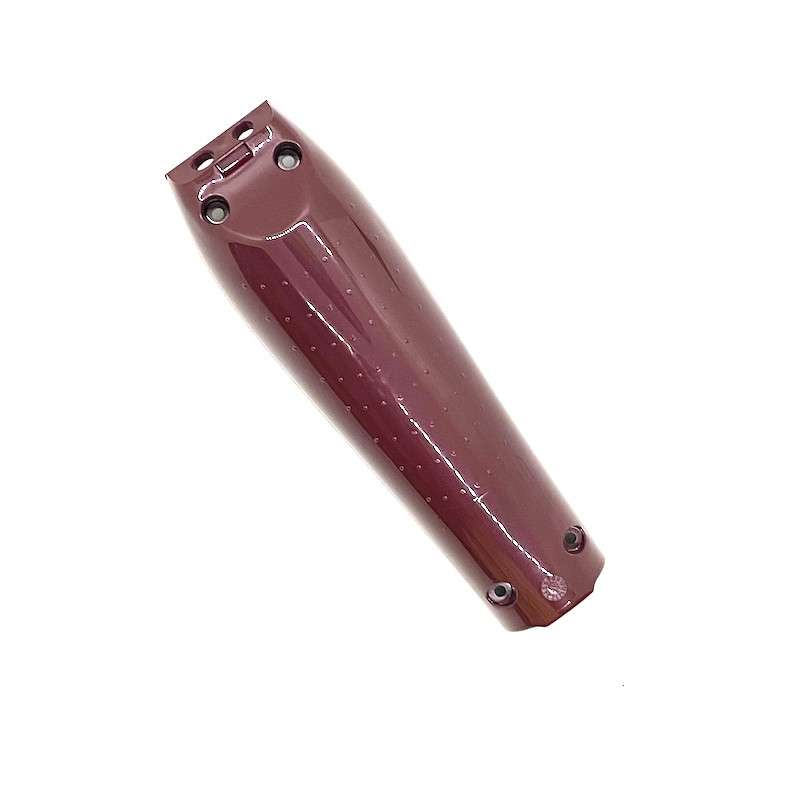 Peça plástica castanha com orifícios sobre fundo branco