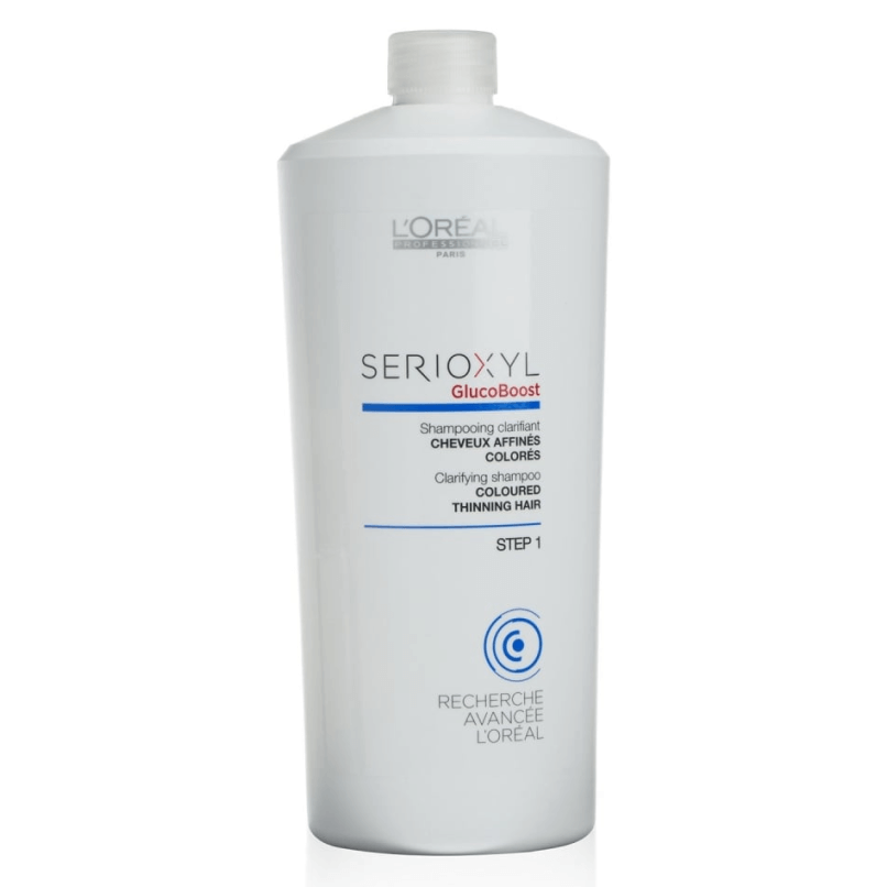 Frasco branco de champô L'Oréal Serioxyl para cabelo afinado e colorido