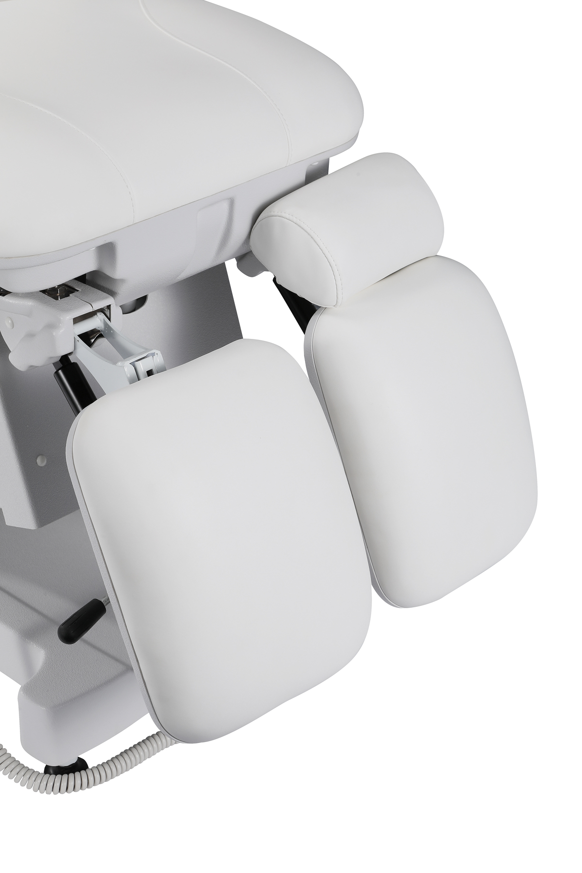 Cadeira clínica branca com apoios ajustáveis e estofos acolchoados