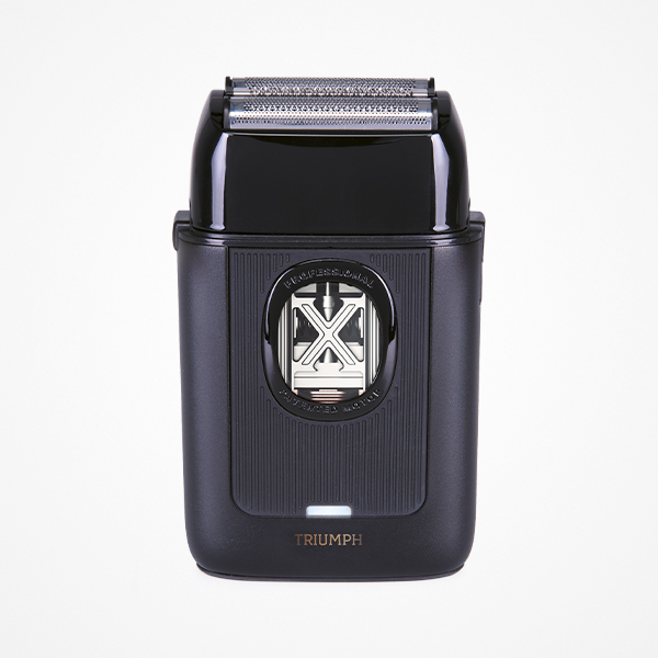 Aparelho de barbear elétrico preto com detalhes metálicos e texto TRIUMPHe