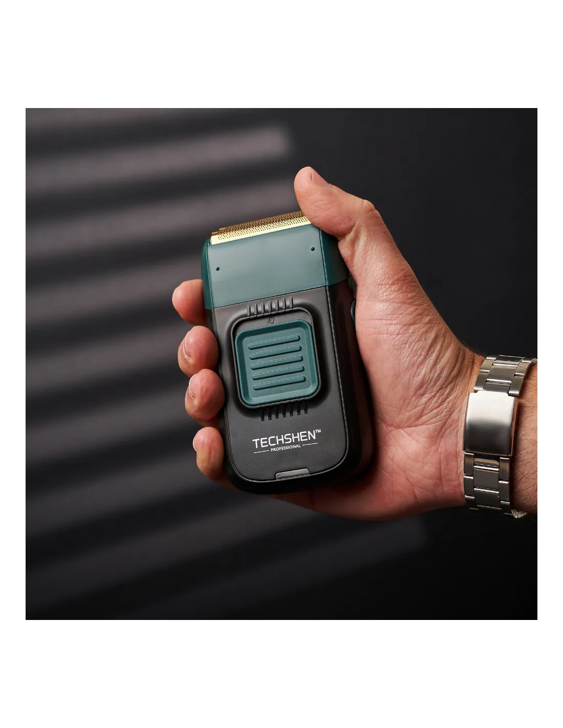 Aparelho de barbear elétrico TECHSHEN™ PROFESSIONAL em mão sobre fundo escuro