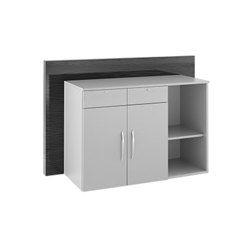 Móvel de cozinha branco com gavetas e prateleira cinza atrás