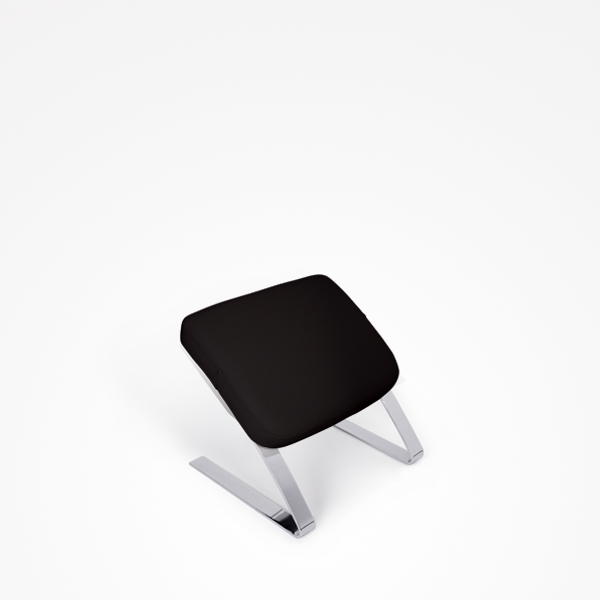 Apoia-pés preto com estrutura metálica prateada