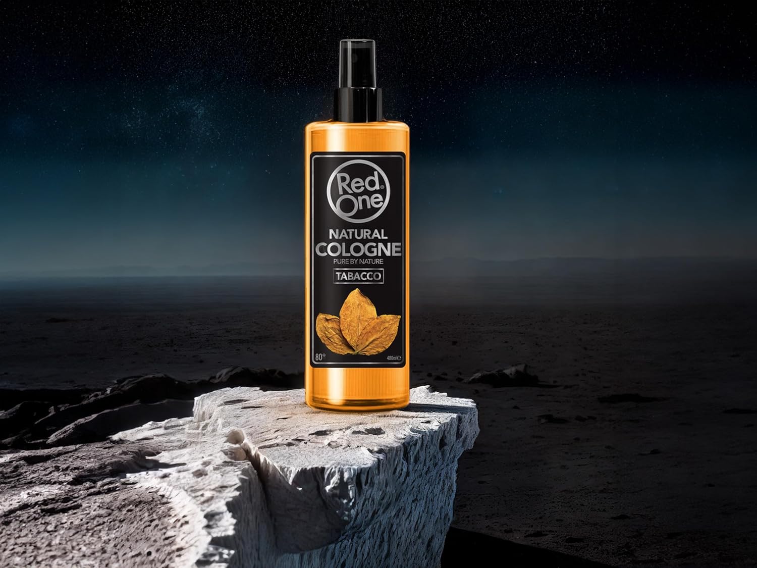 Frasco de colónia natural Red One Barbeiro Tabaco em rocha branca com céu estrelado