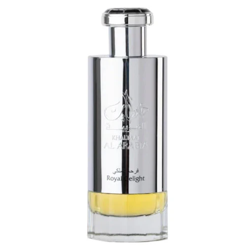 Frasco de perfume metálico prateado com líquido amarelo