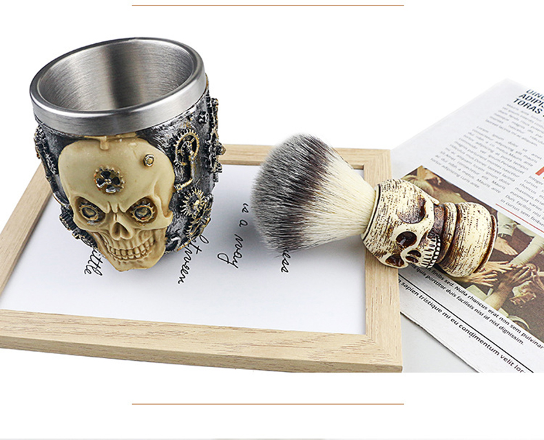 Conjunto de barbear com copo metálico e pincel com cabo decorado com caveira