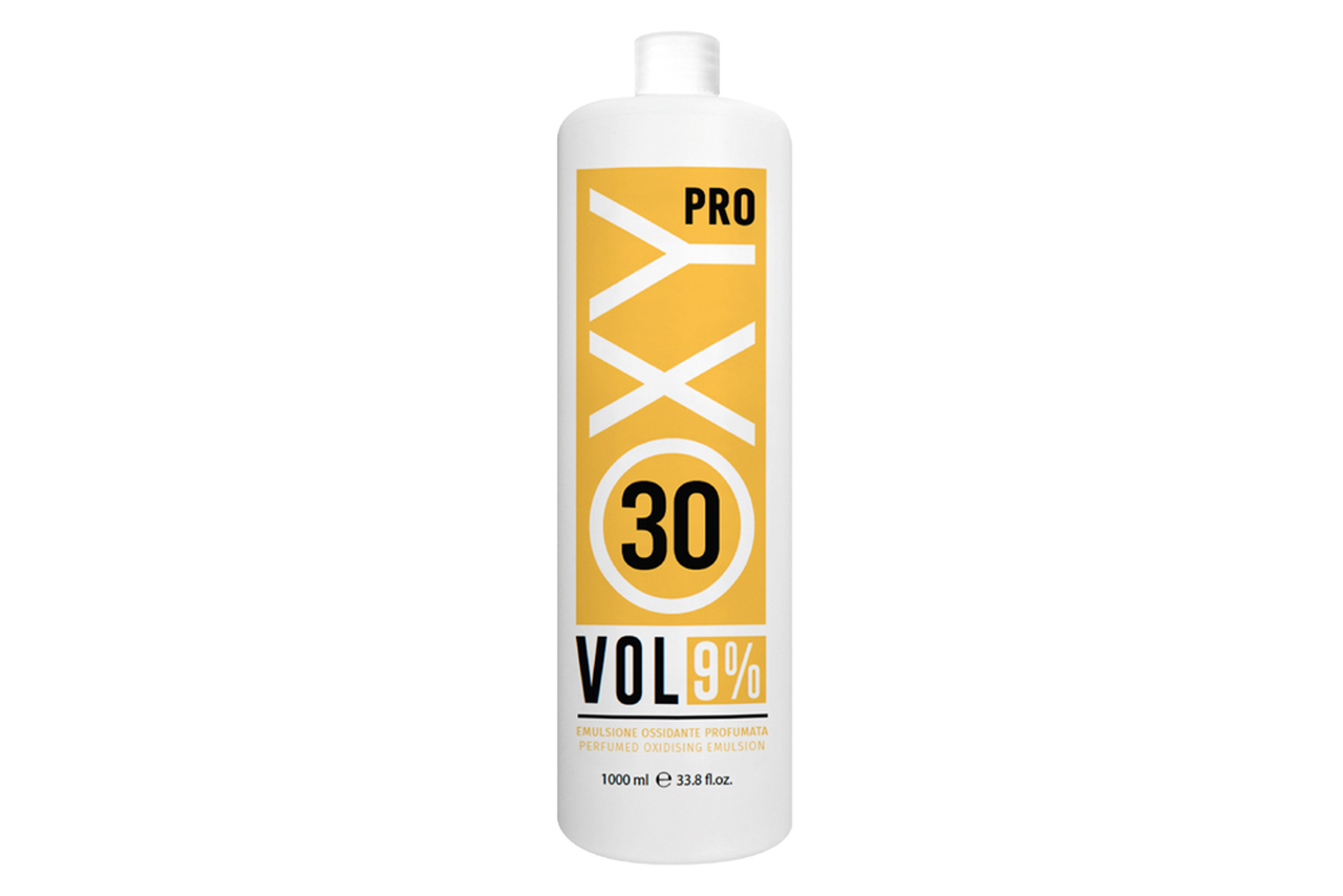 Frasco branco plástico OXY PRO VOL 30 9% 1000ml com rótulo amarelo e preto.