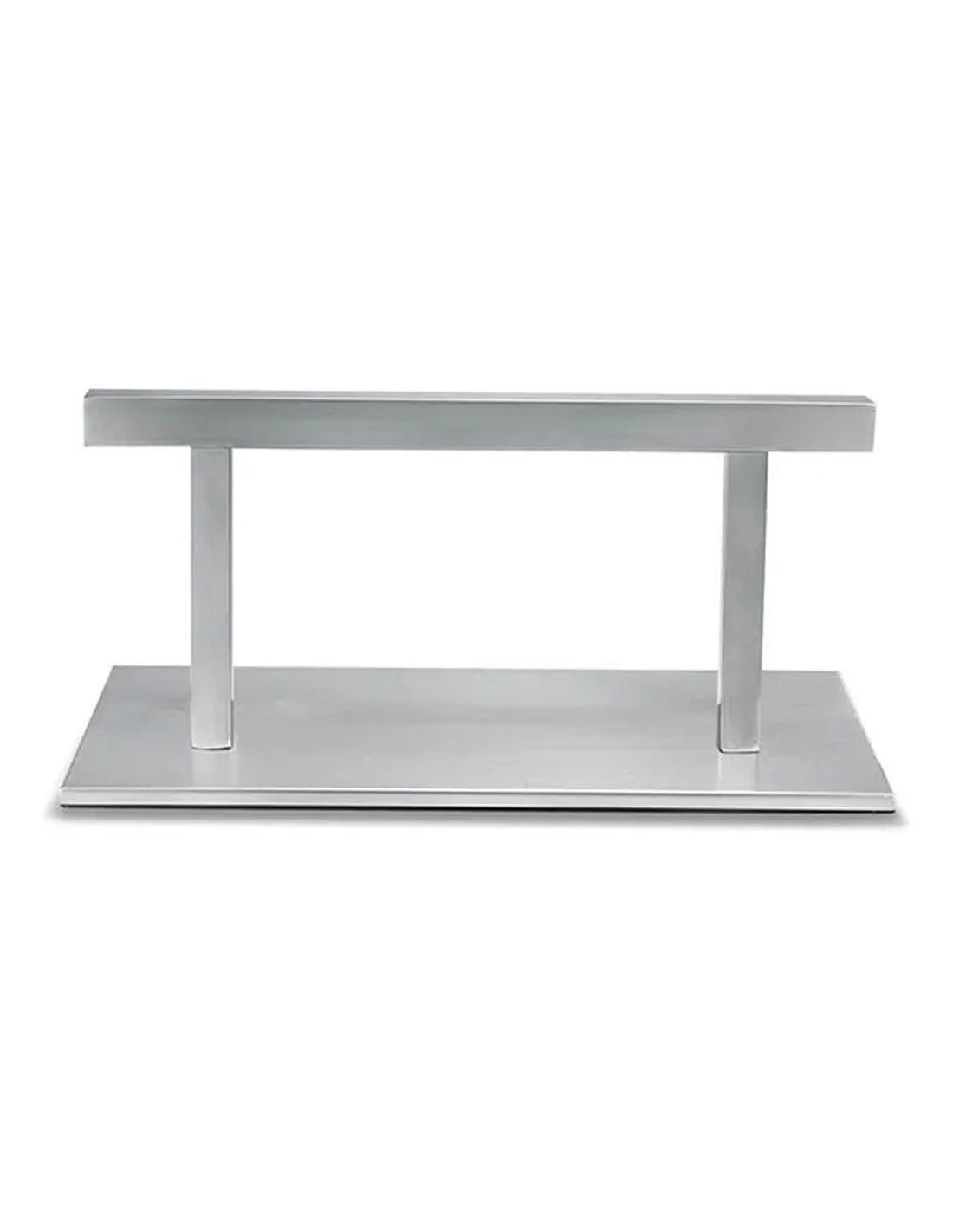 Suporte metálico prateado com base retangular e barra horizontal