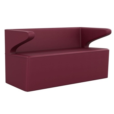 Sofá vermelho borgonha com braços prolongados e design moderno