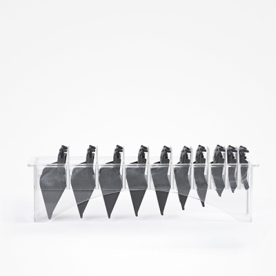 Conjunto de 10 pássaros decorativos pretos alinhados numa estrutura transparente