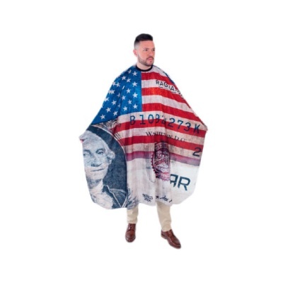 Homem com capa estampada com bandeira dos EUA e imagem de nota de dólar