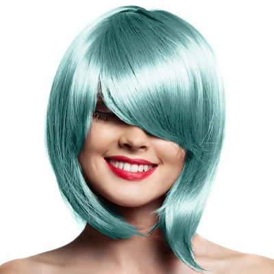 Mulher com peruca azul clara, corte assimétrico cobrindo os olhos